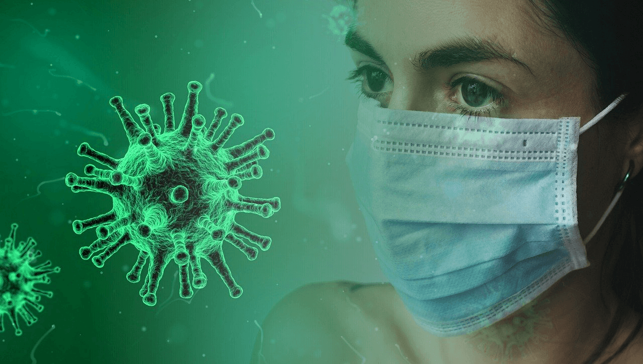 Personne avec un masque face à un virus