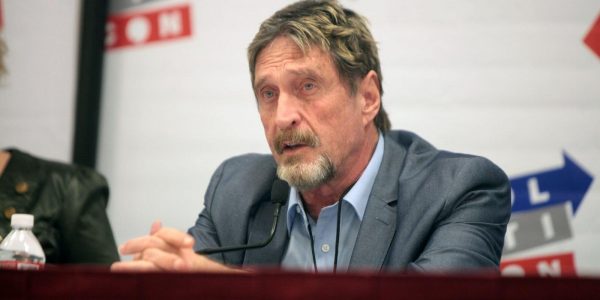 John McAfee tacle les « idiots » qui ont cru à sa prédiction sur le prix du Bitcoin