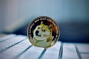 Cryptojacking : des hackers utilisent Dogecoin pour infiltrer des serveurs