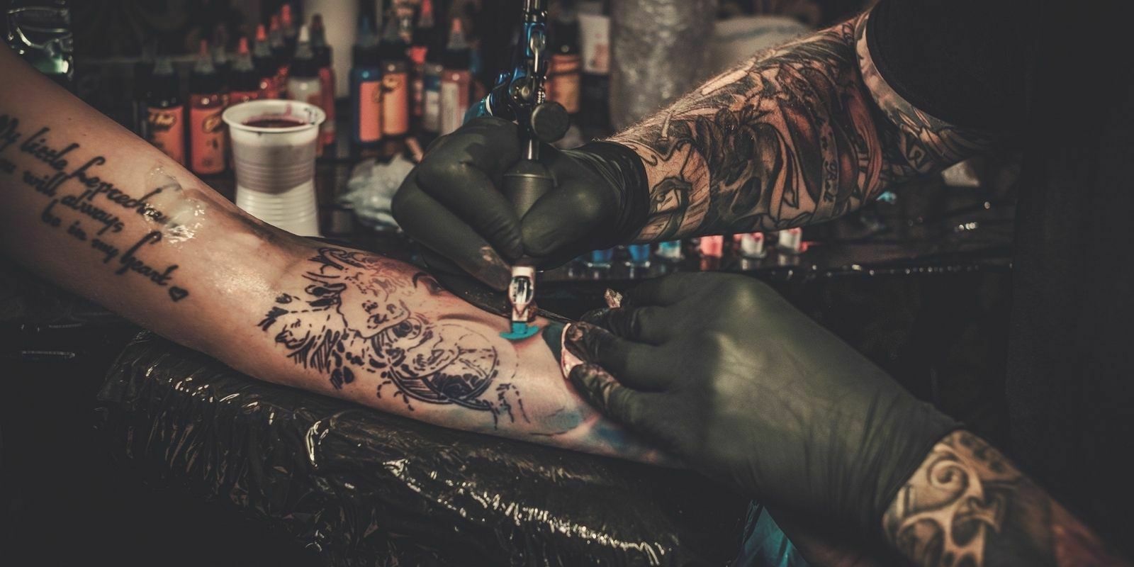Un artiste tokénise des parties de son corps pour réaliser des tatouages