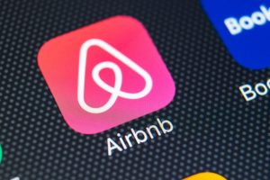 Airbnb pourrait bientôt accepter les cryptomonnaies et tokéniser ses services