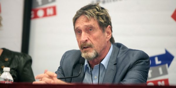 Le gourou des cryptomonnaies John McAfee retrouvé mort en prison après l'approbation de son extradition aux États-Unis