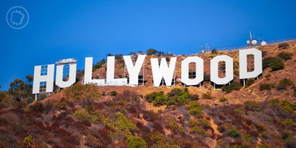 Un homme grimpe sur les lettres d'Hollywood pour promouvoir une cryptomonnaie