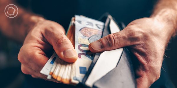 « Au moins 70 à 100 euros en liquide » : la BCE recommande de garder des espèces chez soi en cas d'«instabilité majeure»