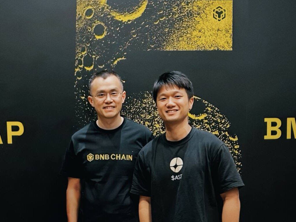 Leonard le PDG d'Aster, accompagné de Changpeng Zhao lors d'un événement dédié à la BNB Chain Leonard le PDG d'Aster, accompagné de Changpeng Zhao lors d'un événement dédié à la BNB Chain