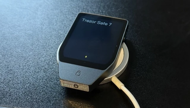 trezor-safe-7 trezor-safe-7