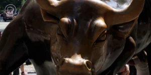 Une statue de Satoshi Nakamoto fait désormais face au taureau de Wall Street