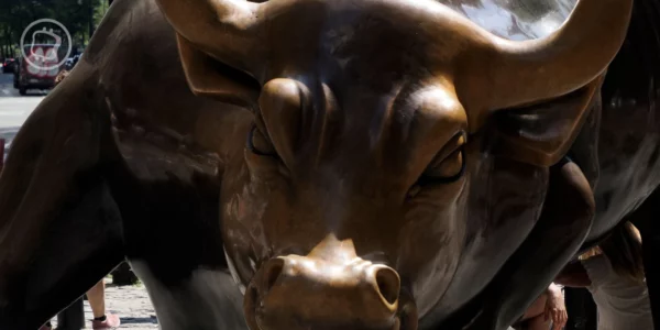 Une statue de Satoshi Nakamoto fait désormais face au taureau de Wall Street